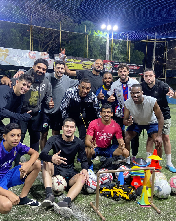 Gabriel Negralha, atleta e treinador, segurando o troféu do Campeonato Amador de Jundiaí